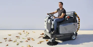 Barredora Industrial BS1300HXL limpiando el suelo de hojas.