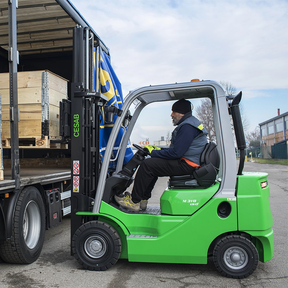 producto-en-uso-m318 Carretilla diésel elevadora M318 con operario en uso.